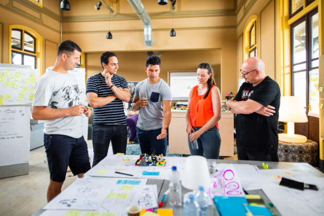 Deelnemers aan een teamsessie Design Thinking bij het Ministerie van Defensie